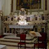 Nel coro � collocato il prezioso altare maggiore in marmi policromi intarsiati, lascito del 1760...
